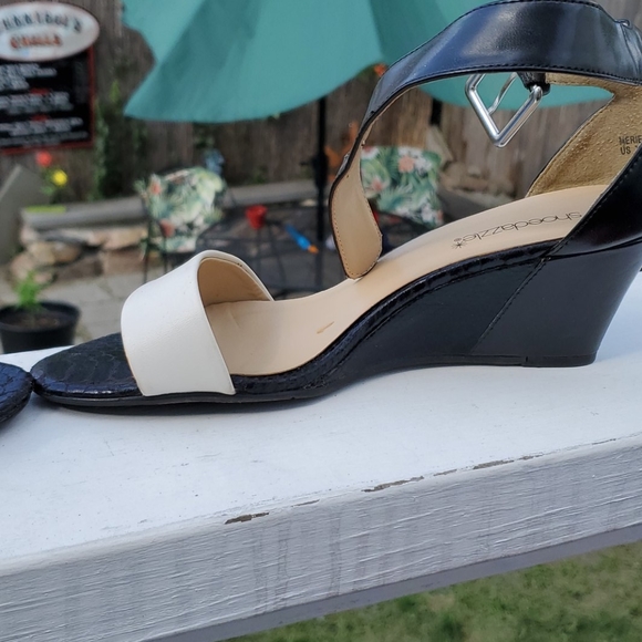 Black and white strappy wedges - Picture 7 of 10